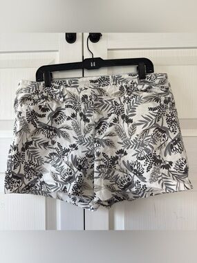 Old Navy Women’s Pixie Shorts size 14 regular grey floral